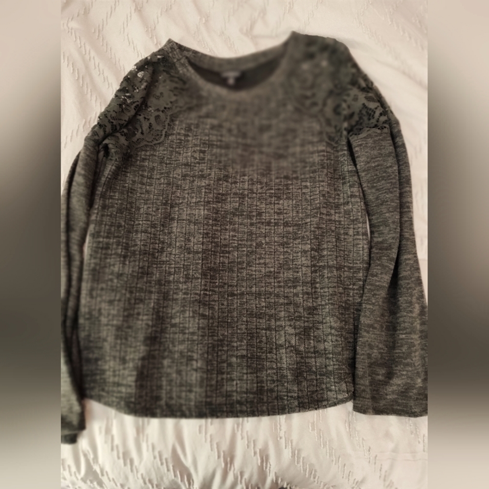 Hannah long sleeve cotton/lace shoulder top